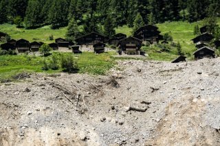 L'un des objectifs du Conseil d'Etat valaisan est de permettre à la population de la commune de Blatten de pouvoir à nouveau se rendre dans plusieurs hameaux, dont celui de Weissenried (photo d'archives). KEYSTONE/JEAN-CHRISTOPHE BOTT
